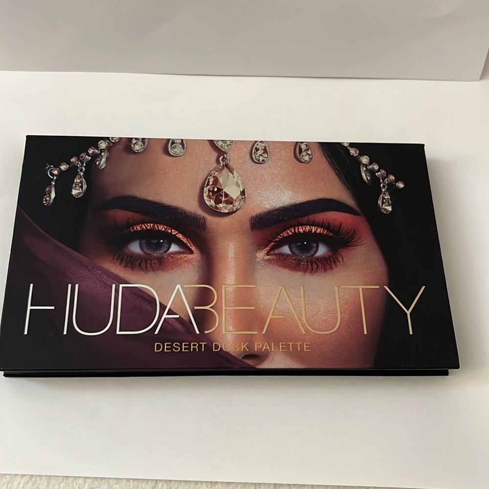 NWOB Huda Beauty  Desert Dusk Eye Shadow Palettee
